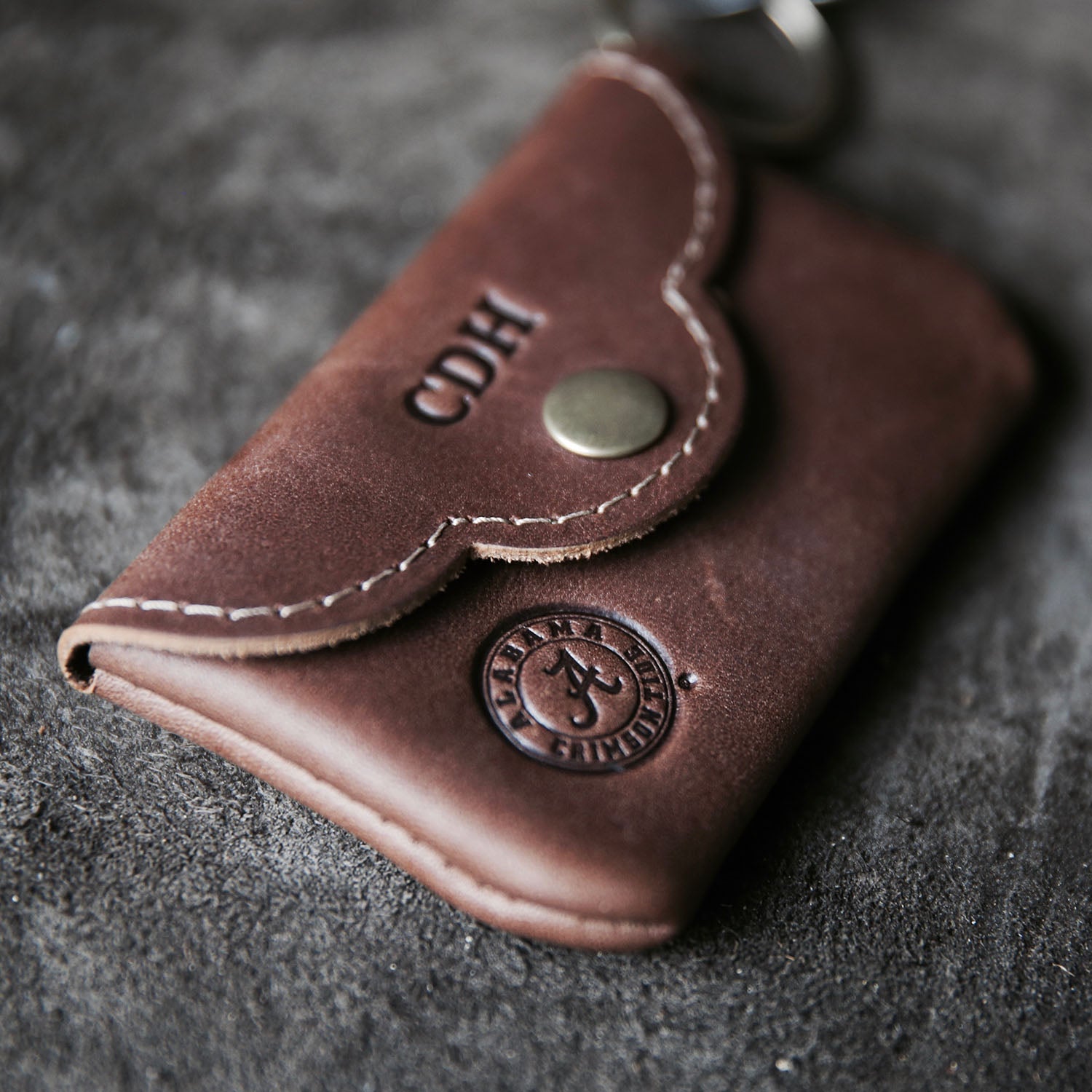 Fine leather scallop keychain wallet with personalized initials and Alabama Crimson Tide logo
